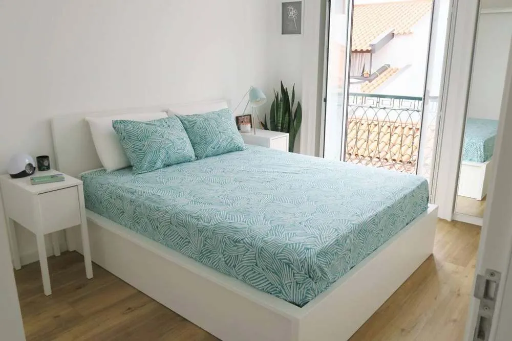 The master bedroom with queen size bed.