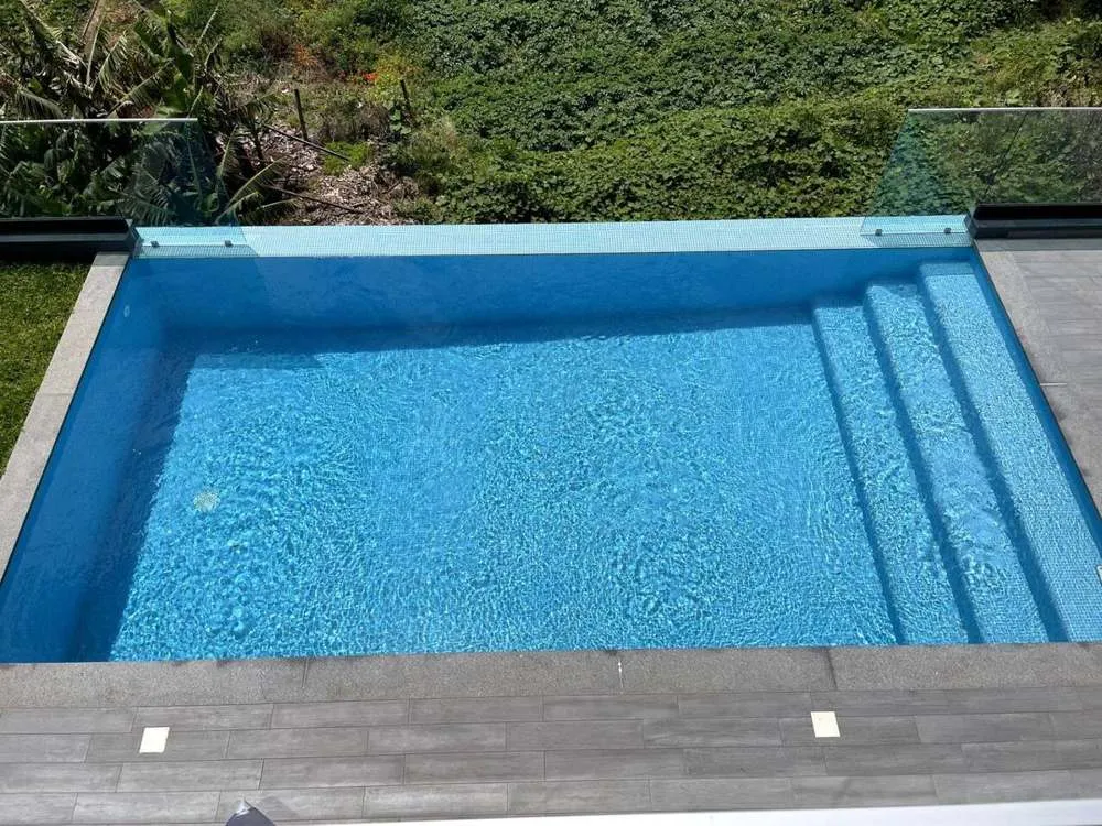 Heated infinity pool (about 24 °C all year) with sea and mountain views.