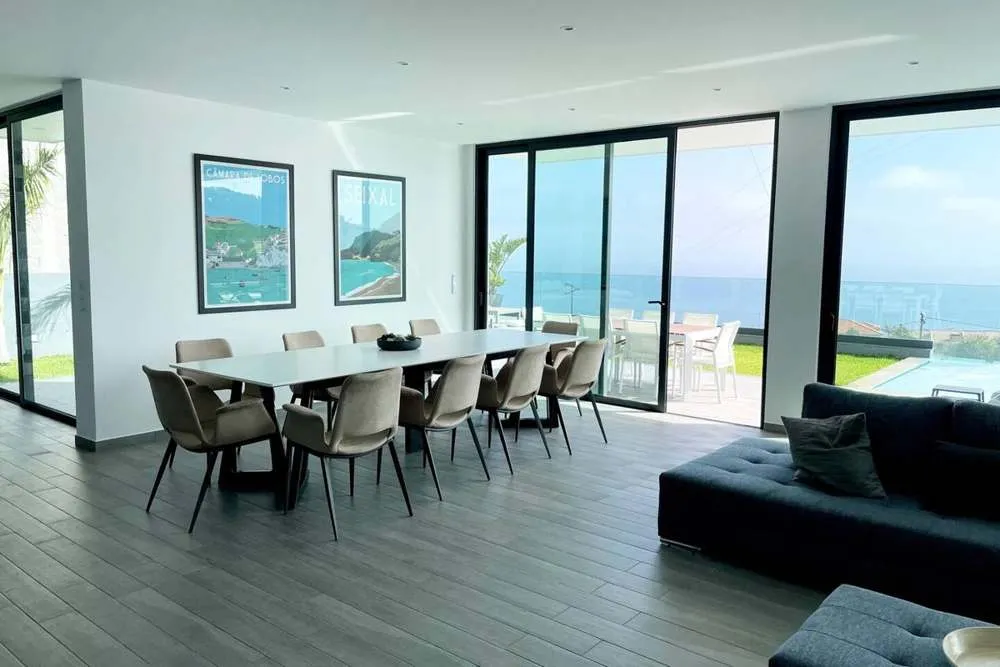Indoor and outdoor dining area, to suit all needs.