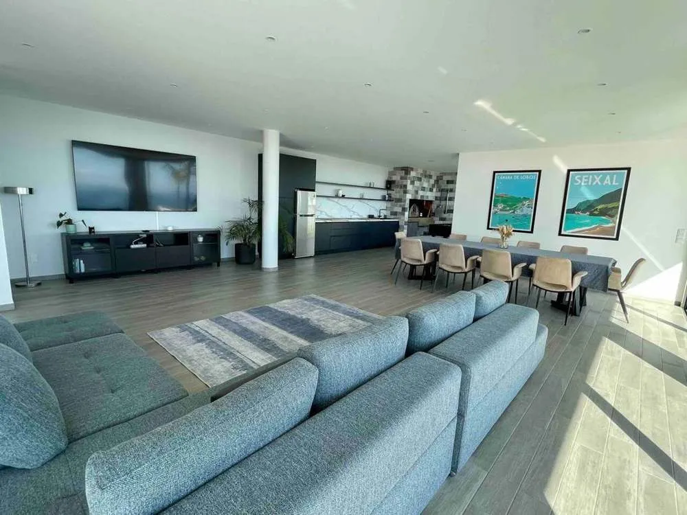 In addition to the table tennis table, the downstairs entertainment area is also equipped with an 85" TV, dining area, table tennis table, barbecue, fridge and kitchenette.