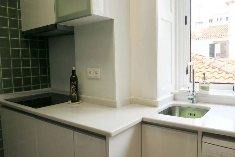 Hob and kitchen.