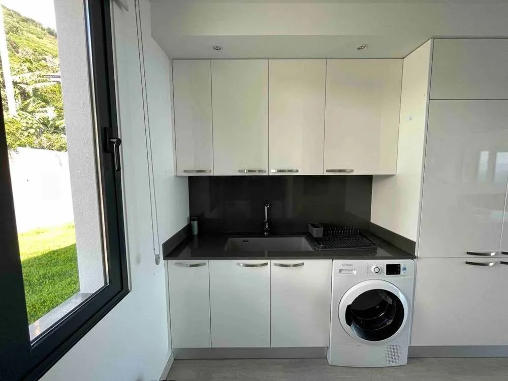 Well equipped with a dishwasher, washing machine, drier, toaster, kettle, blender & coffee machine. Did we mention the sea and mountain views?