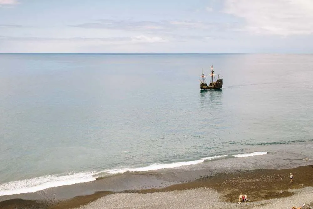 Watch the boats pass by from the balcony.